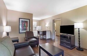 Premium bedding, desk, iron/ironing board, free WiFi