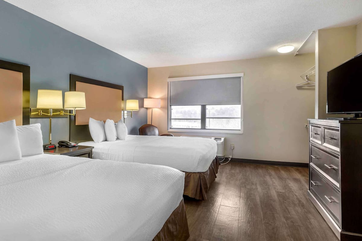 Premium bedding, desk, iron/ironing board, free WiFi
