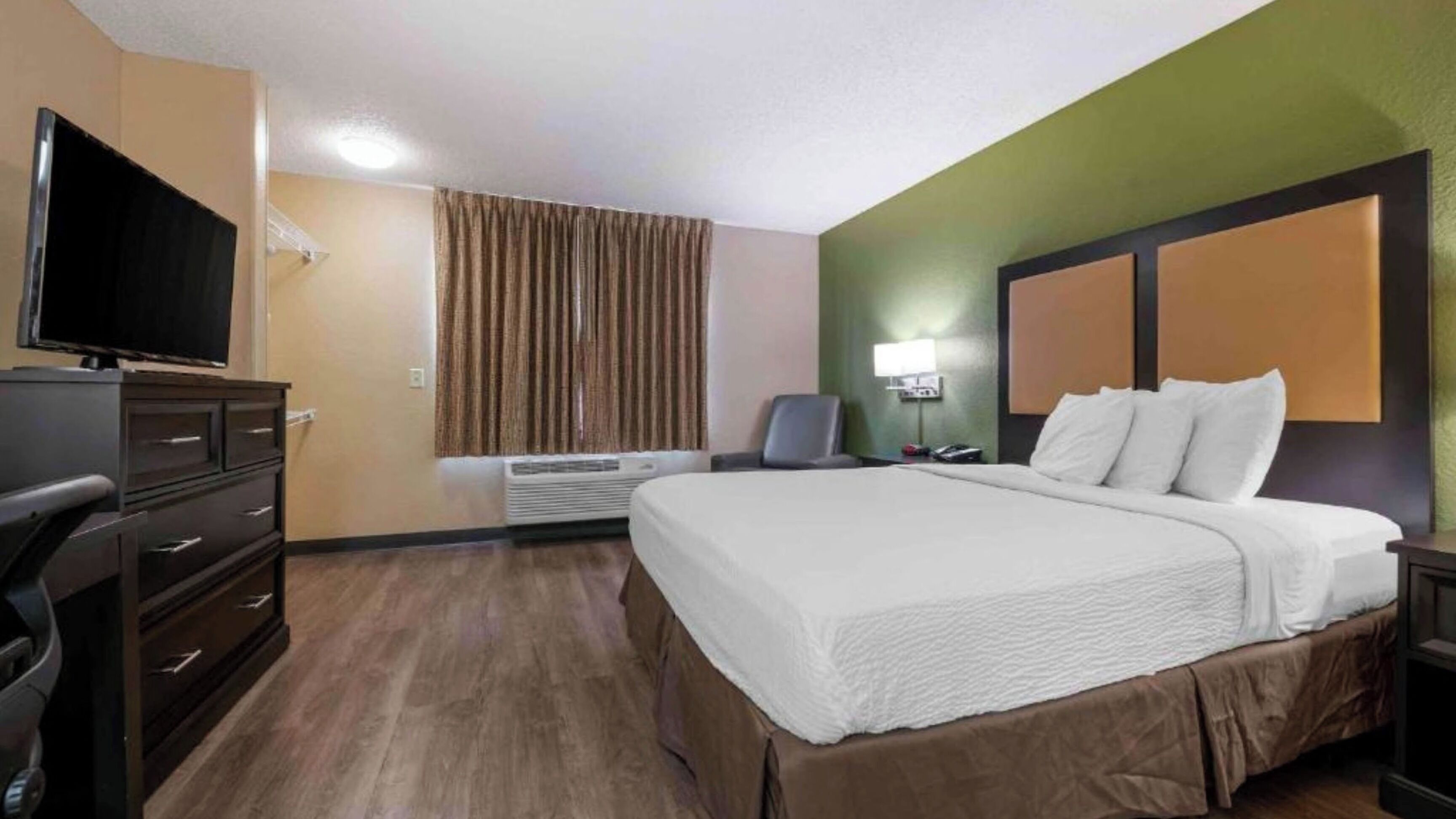 Premium bedding, desk, iron/ironing board, free WiFi