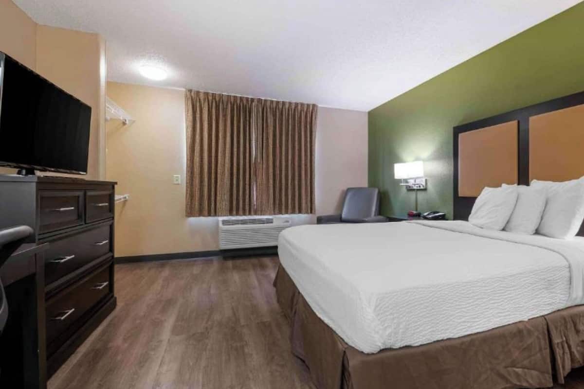 Premium bedding, desk, iron/ironing board, free WiFi