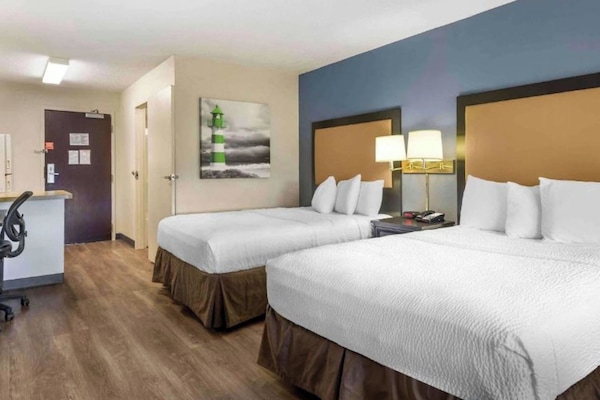 Premium bedding, desk, iron/ironing board, WiFi (free)