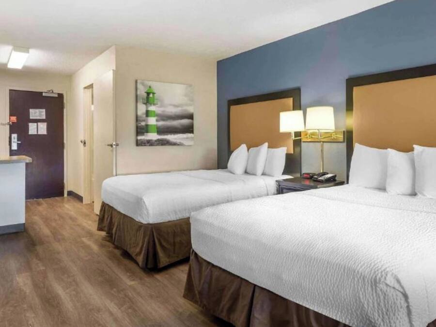 Premium bedding, desk, iron/ironing board, free WiFi