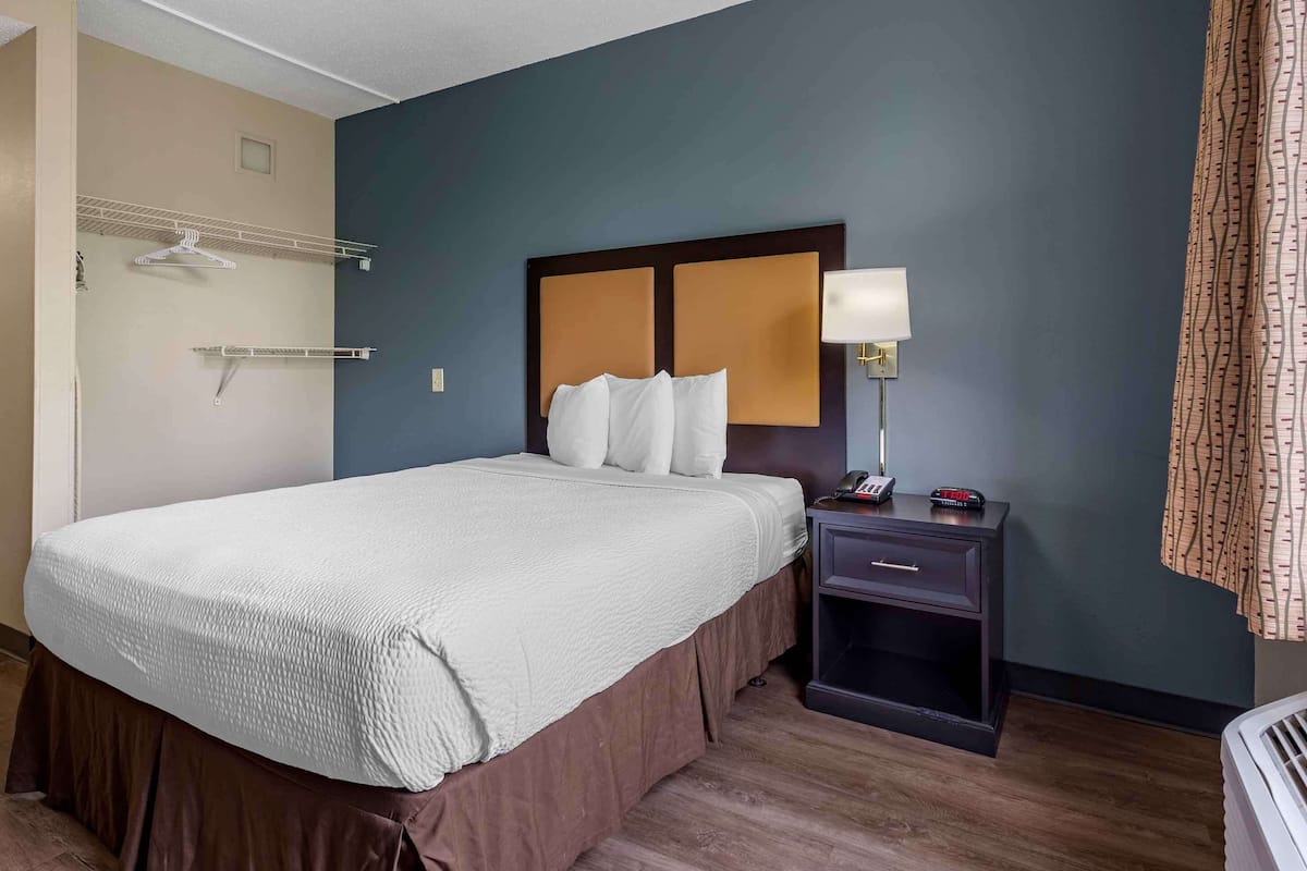 Premium bedding, desk, iron/ironing board, free WiFi