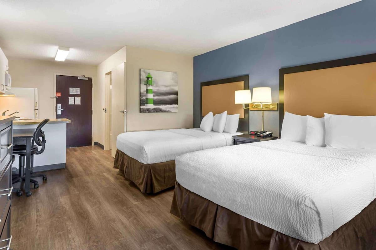 Premium bedding, desk, iron/ironing board, free WiFi