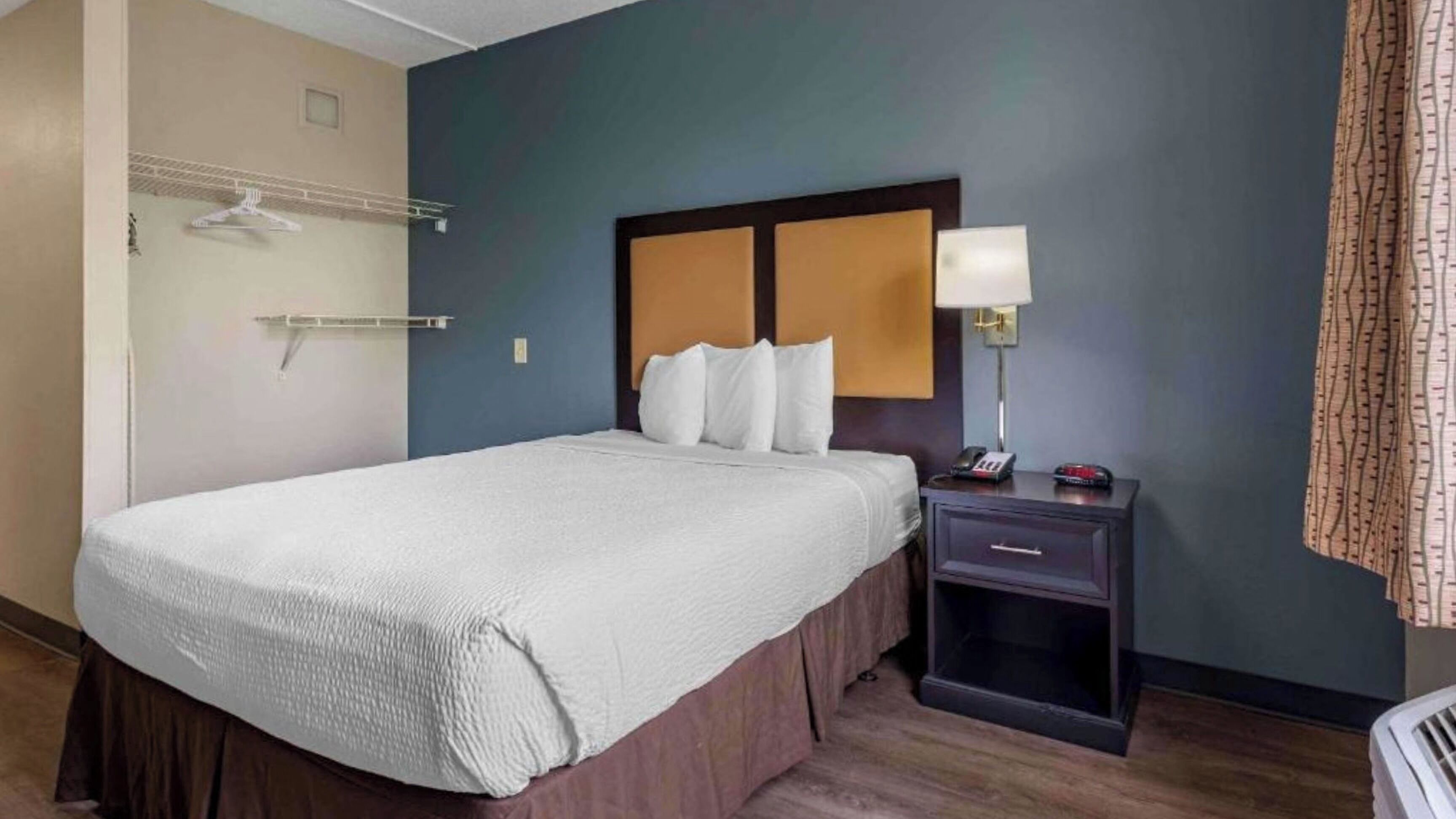 Premium bedding, desk, iron/ironing board, free WiFi