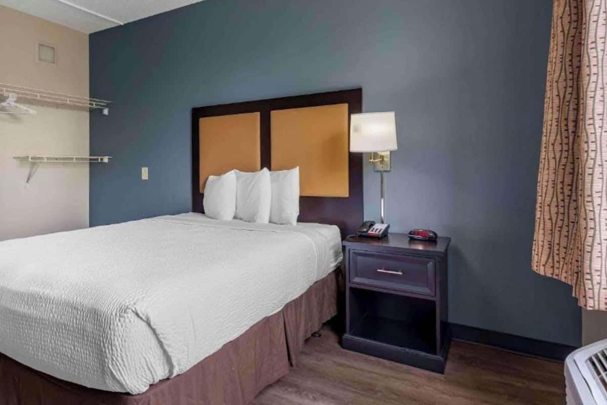Premium bedding, desk, iron/ironing board, free WiFi