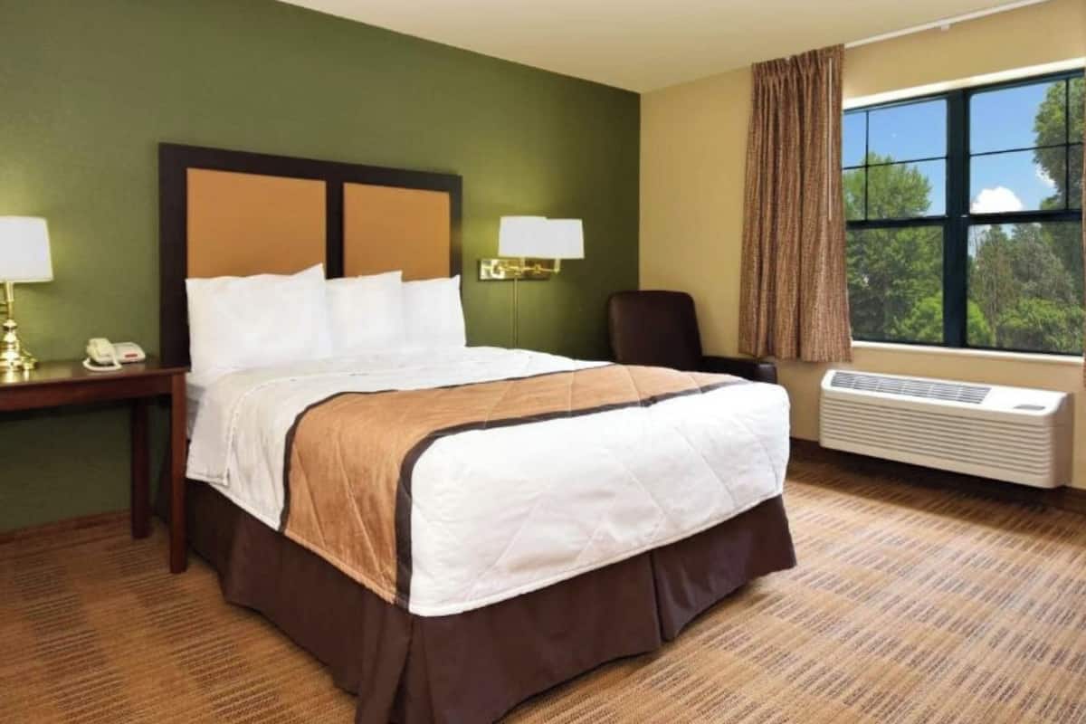 Premium bedding, desk, iron/ironing board, free WiFi