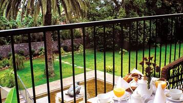 Quarto casal luxo, sacada, vista para o jardim | Vista do quarto