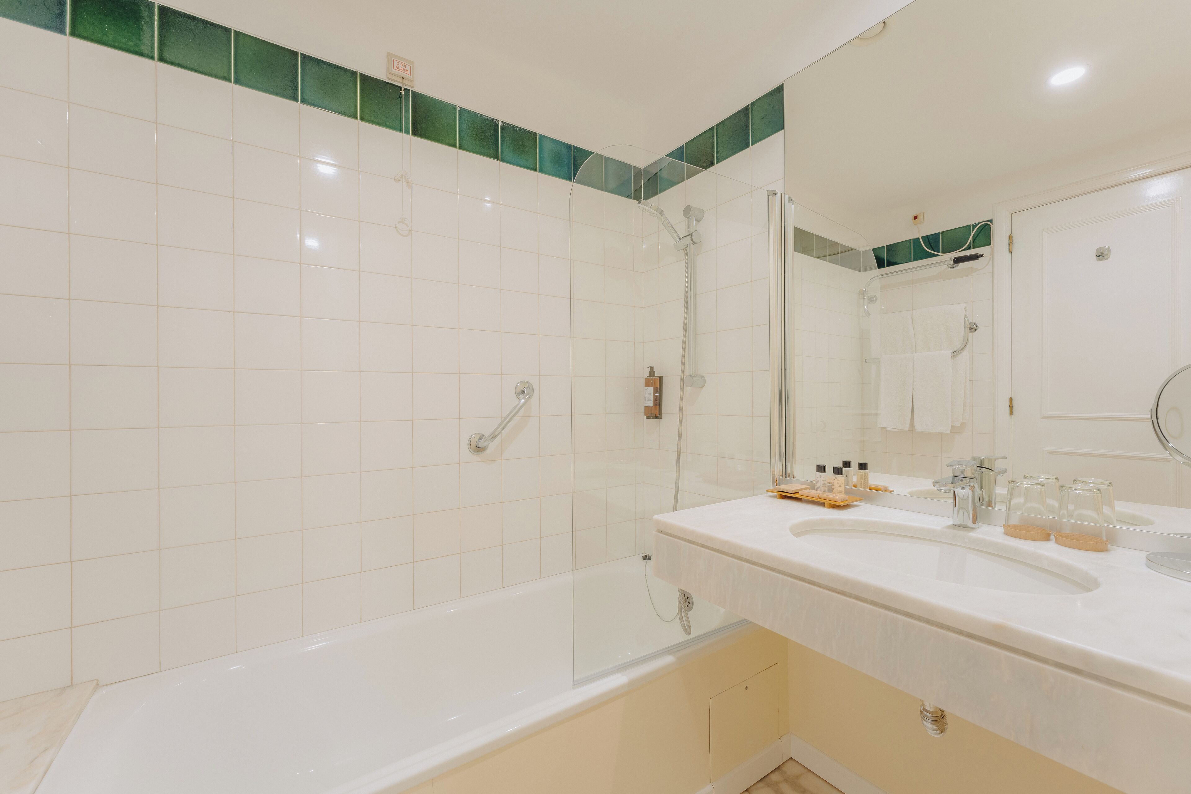 Standard Double Room, Garden View | Bathroom