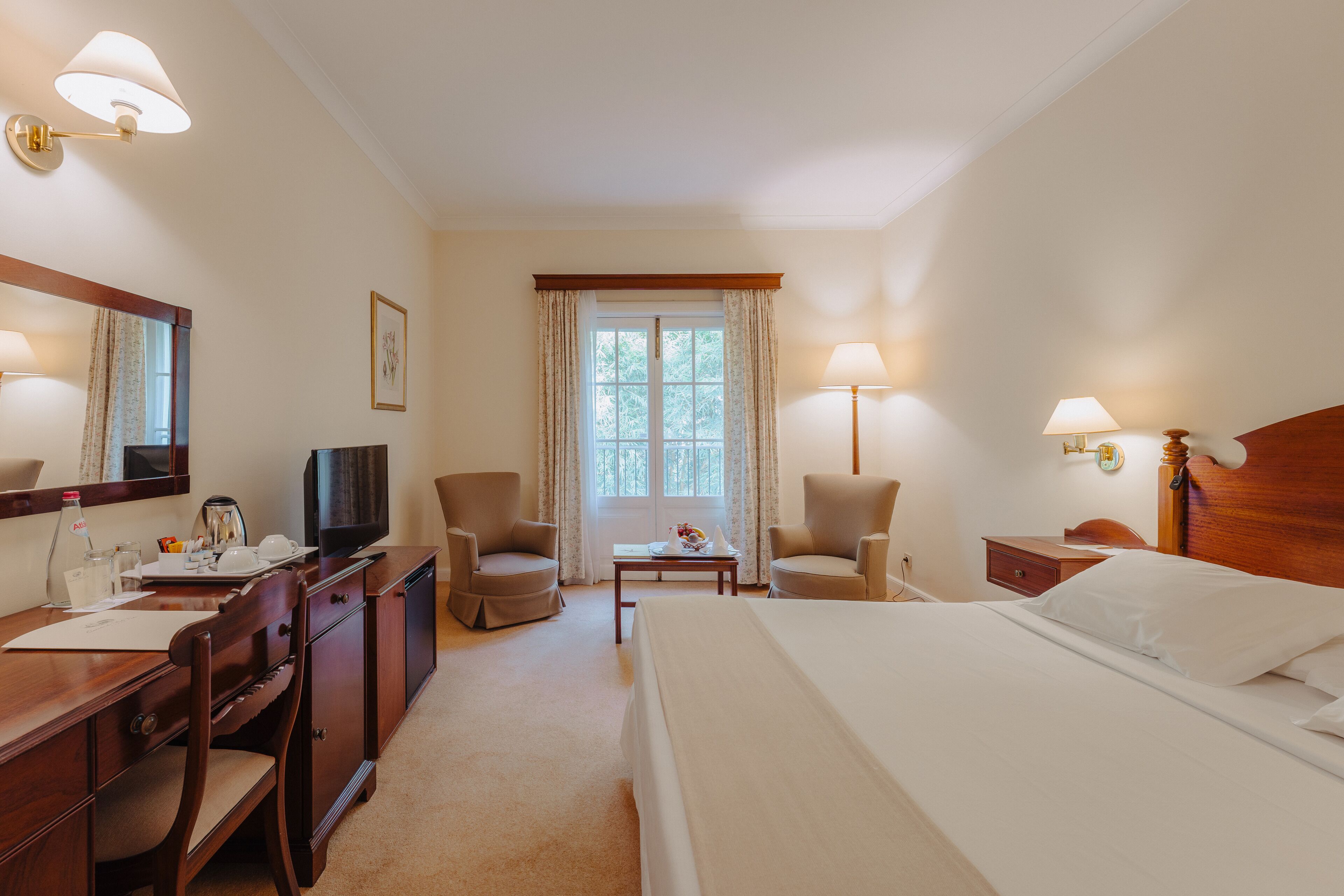 Een minibar, een kluis op de kamer, een bureau, verduisterende gordijnen