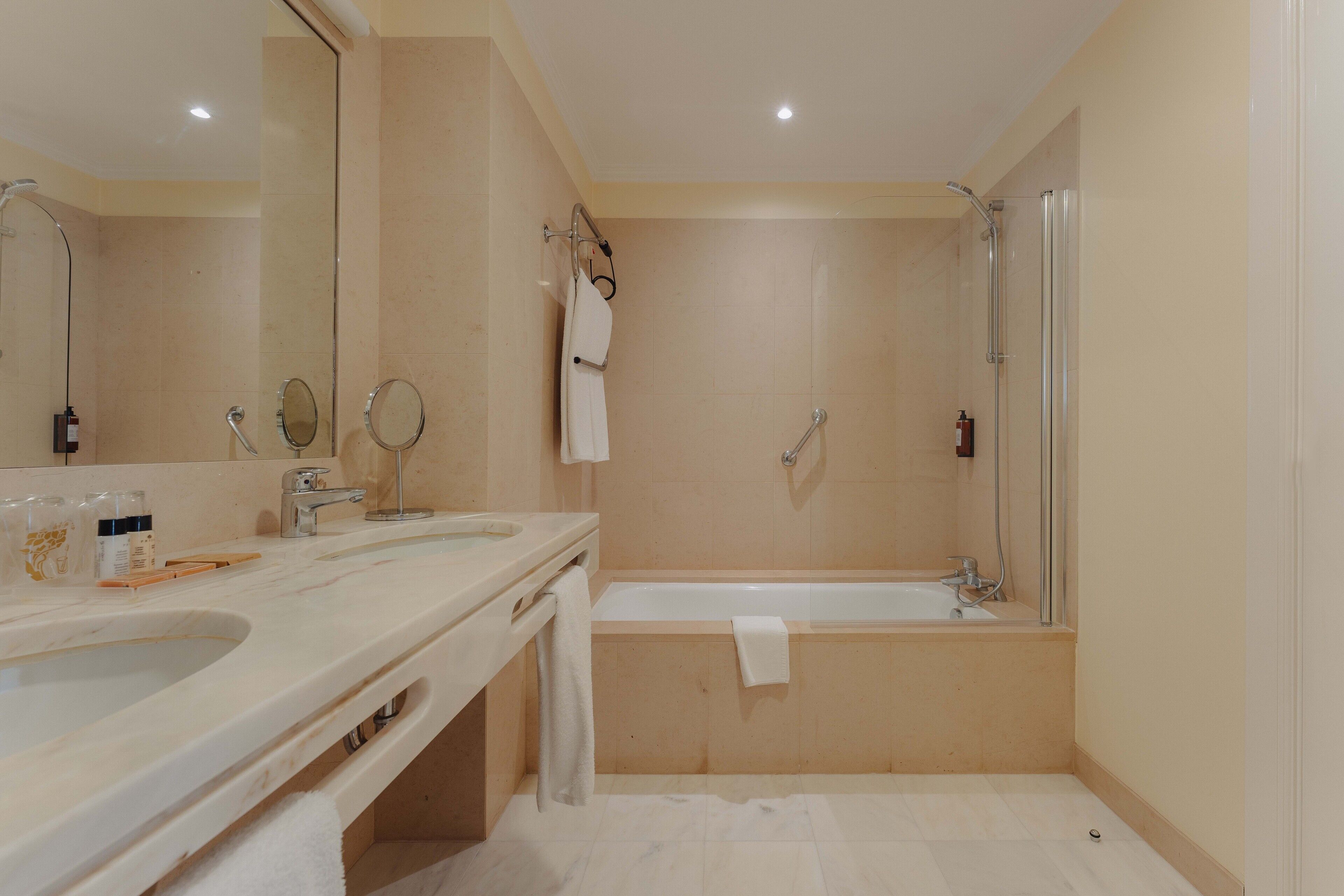 Deluxe-Doppelzimmer, Terrasse, Gartenblick | Badezimmer