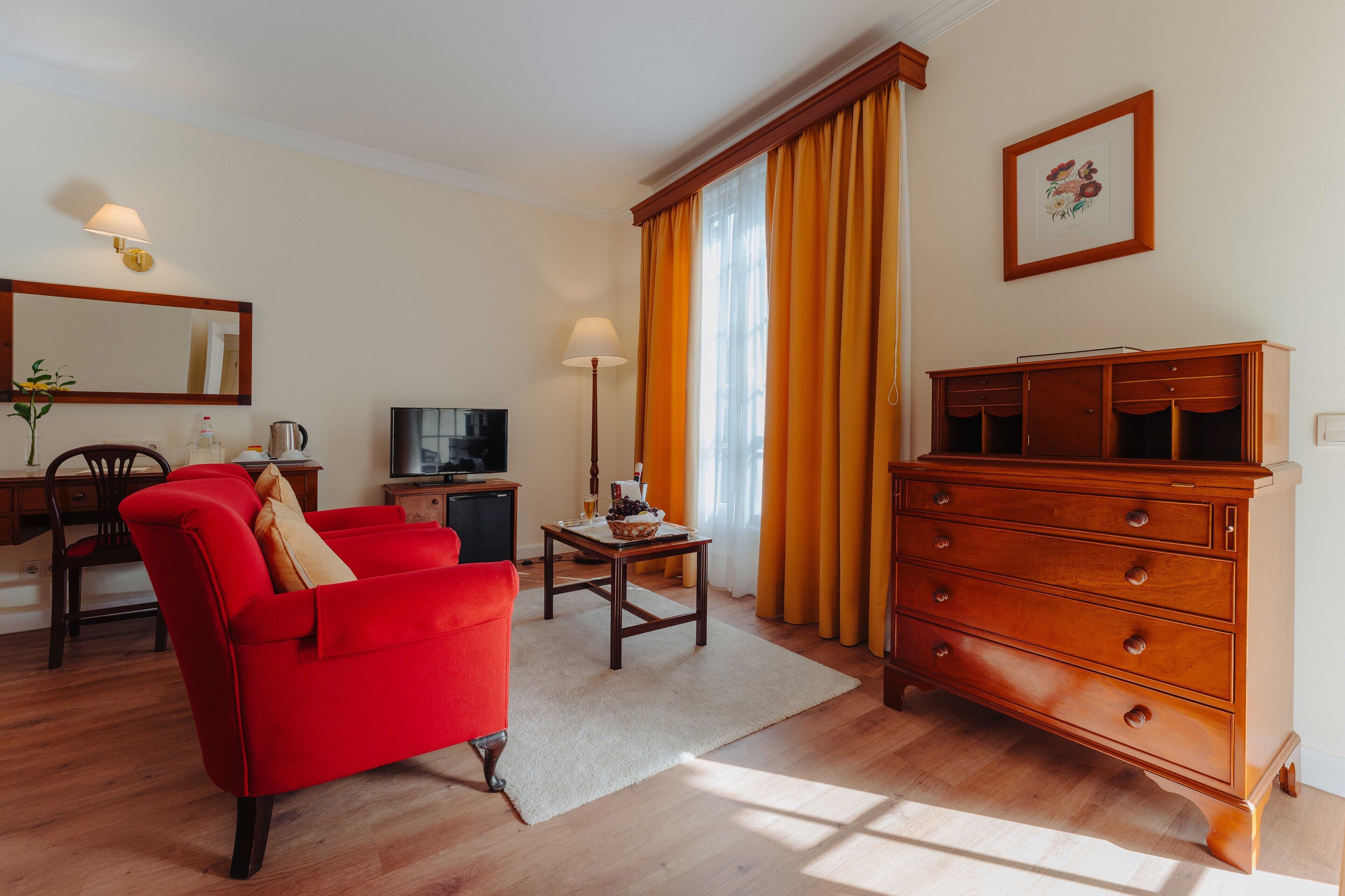 Habitación doble Deluxe, Terraza, vista al jardín | Área de sala de estar | Televisión LED de 32 pulgadas con canales por cable y televisión 