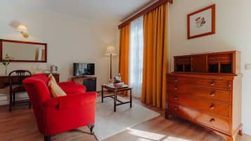 Habitación doble Deluxe, Terraza, vista al jardín | Área de sala de estar | Televisión LED de 32 pulgadas con canales por cable y televisión