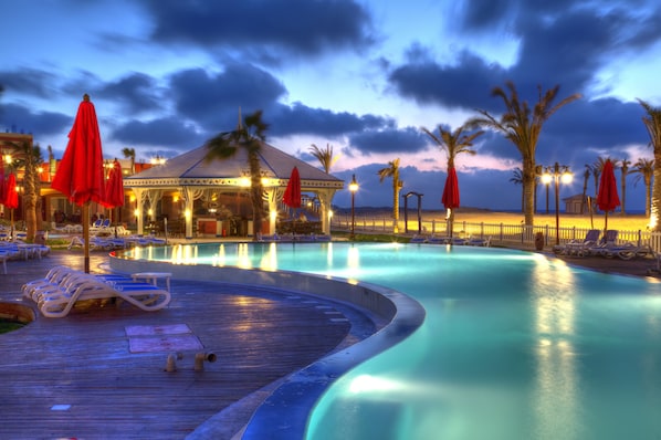 Piscine extérieure (ouverte en saison), parasols de plage