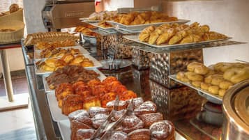 Tägliches kontinentales Frühstück (20.00 USD pro Person)