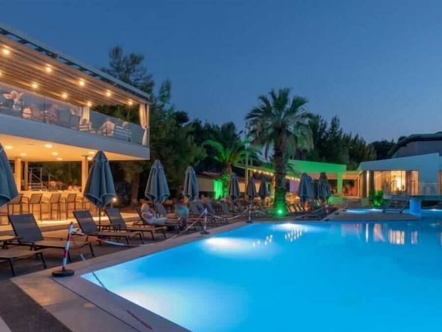 Kolam renang terbuka bermusim, payung kolam, kerusi lepak pantai