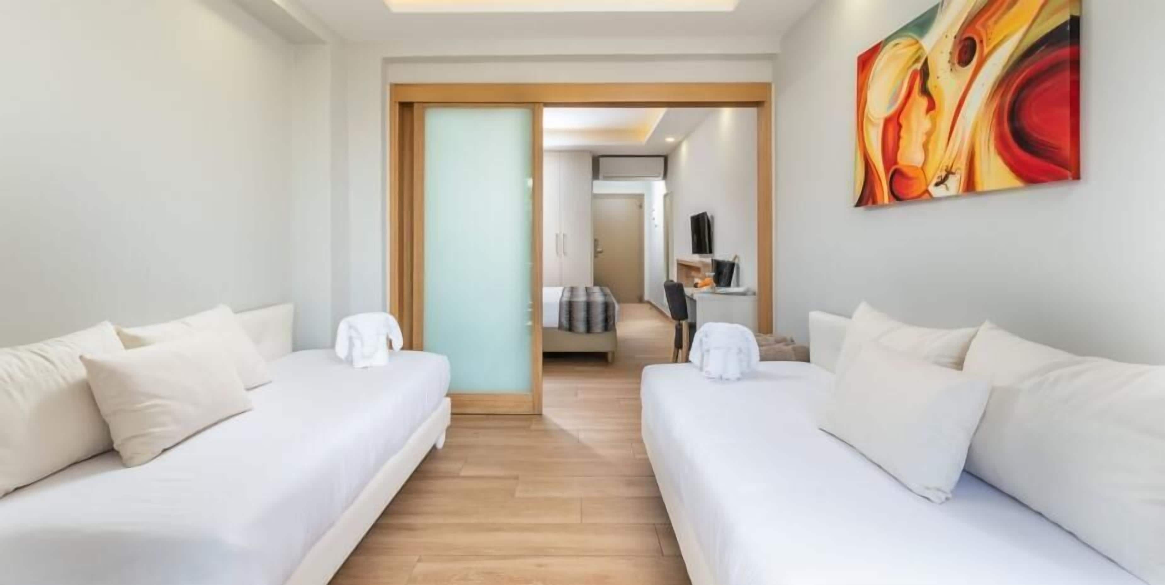 Junior Suite, Terrace, Garden View (2 Adults and 2 Children) | Peralatan tempat tidur hipoalergenik, katil Select Comfort 