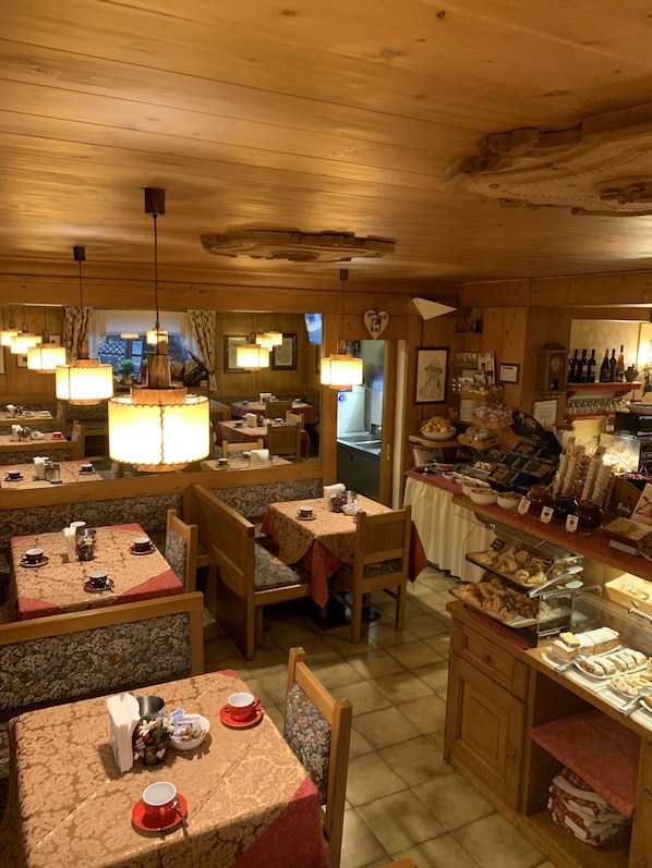 Petit déjeuner complet (15 EUR par personne)