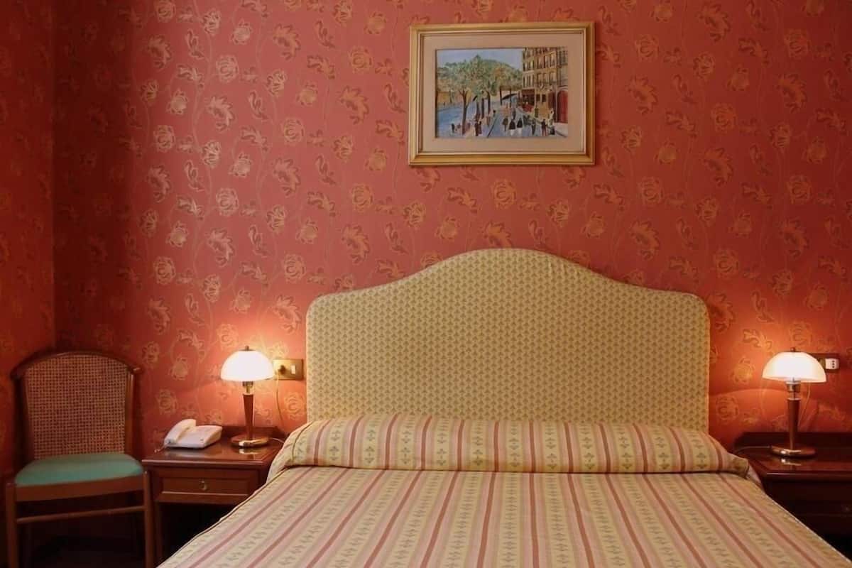 Frigobar, cofres nos quartos, individualmente decorados, escrivaninha