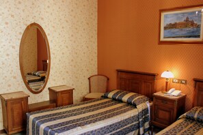 Doppelzimmer | Minibar, Zimmersafe, individuell dekoriert, Schreibtisch