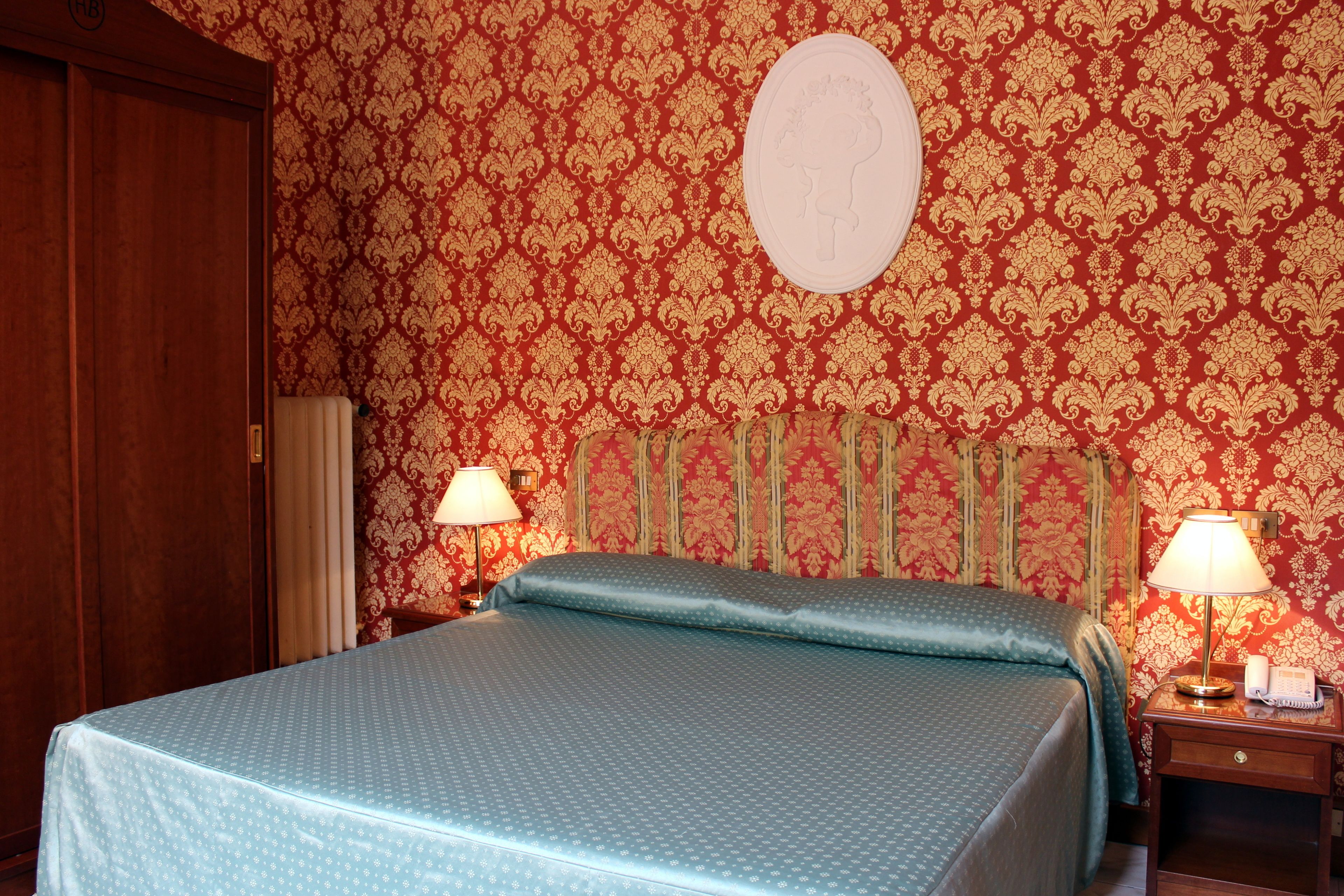 double room | minibar, in-room safe, individually decorated, desk