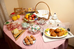 Daily buffet breakfast (EUR 15.00 per person) - Hotel Beatrice (Florence)