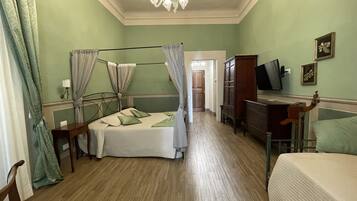 Deluxe-Vierbettzimmer | Individuell dekoriert, individuell eingerichtet, Schreibtisch