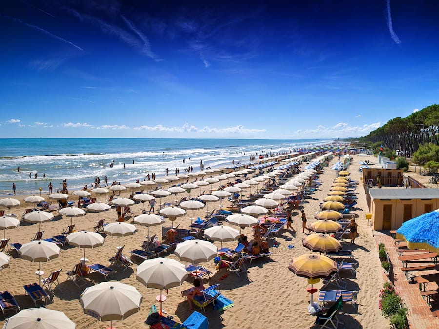 Privat strand i närheten, vit sandstrand och strandbarer
