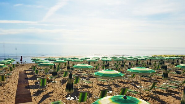 Private beach nearby, white sand, beach bar
