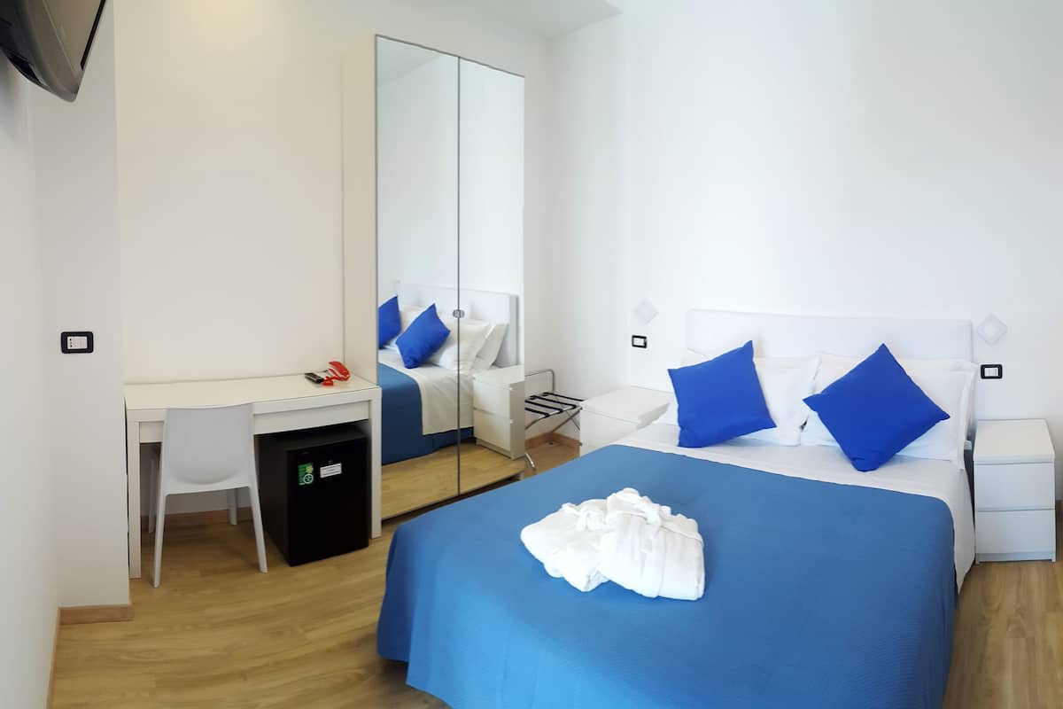 In-room safe, free WiFi, bed sheets