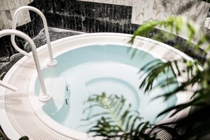 Indoor spa tub