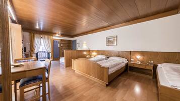 Junior Suite | Egyptian cotton sheets, premium bedding, down comforters, minibar