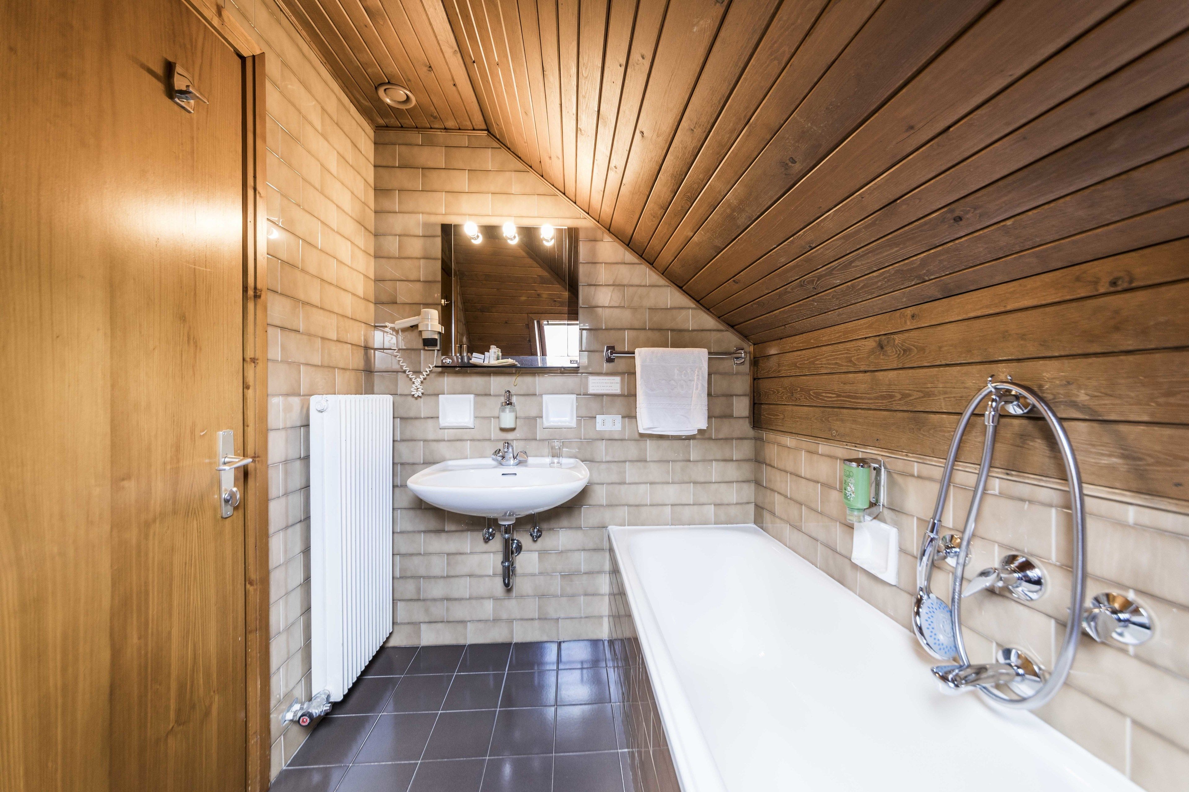 junior suite | bathroom | free toiletries, hair dryer, bathrobes, slippers