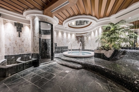 Un sauna, una bañera de hidromasaje, baño turco, baño turco/hammam