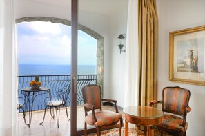 Phòng 4, quang cảnh một góc biển | Minibar, két bảo mật tại phòng, bàn, màn/rèm cản sáng