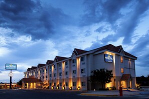 Front of property – evening/night - Microtel Inn & Suites by Wyndham Chihuahua (Chihuahua)