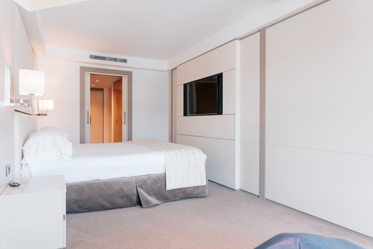 Sengetøy av topp kvalitet, minibar, safe på rommet og skrivebord