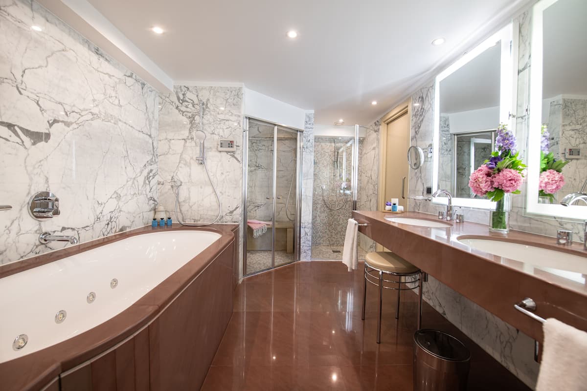 grand suite | jetted bathtub