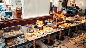 Se ofrece un desayuno bufé (45 EUR por persona)