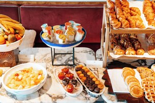 Desayuno buffet diario (EUR 45 por persona)