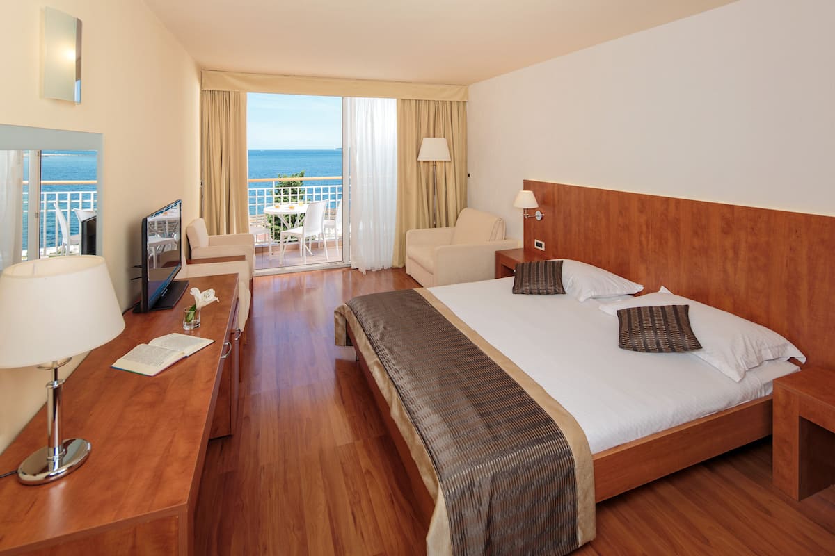 Premium room with balcony, Sea side, Extra bed | 1 sovrum, värdeförvaringsskåp på rummet och skrivbord