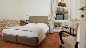 Minibar, in-room safe, free WiFi - Caesar House Residenze Romane (Rome)