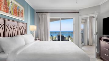 Odada kasa, masa, güneşlik/perde, ütü/ütü masası