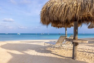 在海滩、白沙、小屋（收费）、沙滩椅