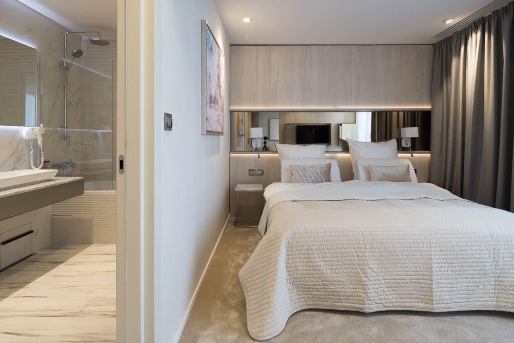 Apartamento superior | Frigobar, cofres nos quartos, quartos à prova de som