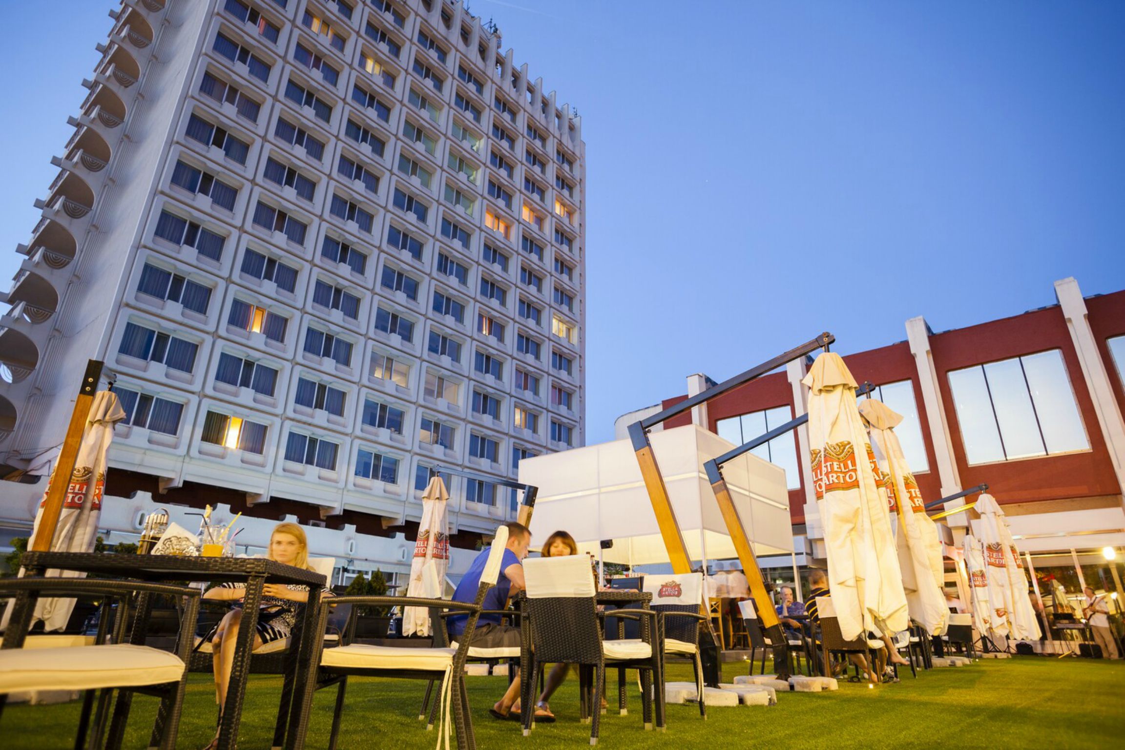 lunch and dinner served, international cuisine