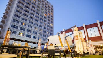 Lunch and dinner served, international cuisine