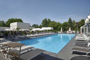 Una piscina cubierta, una piscina al aire libre de temporada, sombrillas