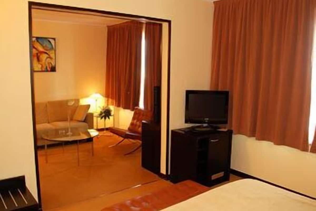 Minibar, Zimmersafe, schallisolierte Zimmer, BĂŒgeleisen/BĂŒgelbrett