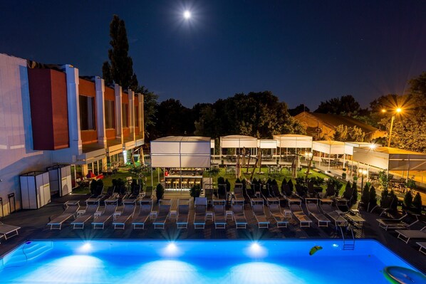 Piscine intérieure, piscine extérieure en saison, parasols